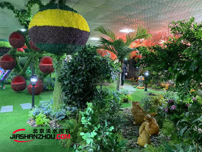仿真樹和活植物共生營造更好更持久的花園環境