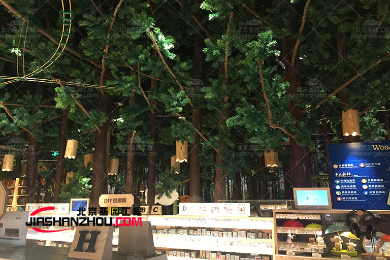 南京白下區(qū)綠柳居餐飲空間仿真樹(shù)景觀的裝飾布置