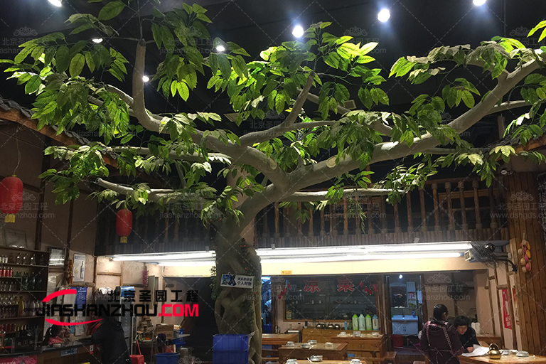 無(wú)錫市龍崖灣時(shí)尚餐廳水泥仿真樹工程施工中