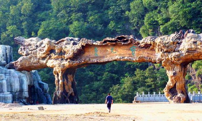 仿真樹大門顏色優(yōu)美多樣，造型返璞歸真