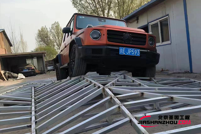 圣園的又一力作 全新奔馳純電G級(jí)越野車室內(nèi)塑石假山越野場(chǎng)景布置