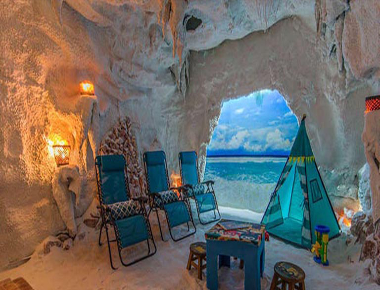 米色鹽強為兒童主題仿真鹽洞汗蒸房營造出明亮而中性背景